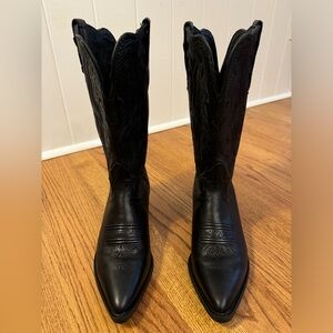 Justin pull on western boot in black leather size 8 1/2B in pristine condition!